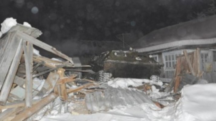 O femeie din Rusia s-a trezit cu un tanc în casă